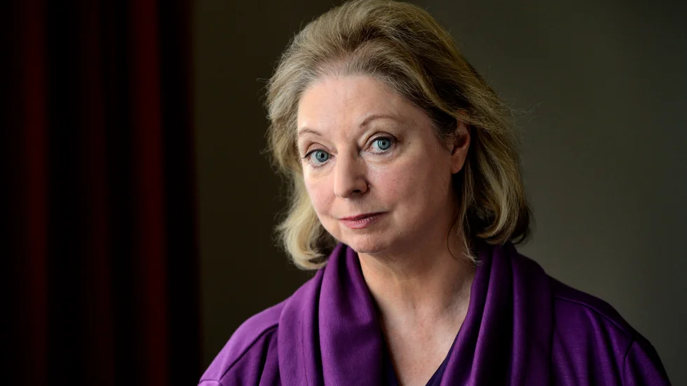 Hilary Mantel fick sitt genombrott med "Wolf Hall" (2009) som följdes av "För in de döda" (2012). Böckerna har belönats med Bookerpriset. Nyligen nominerades även "Spegeln och ljuset" till priset.