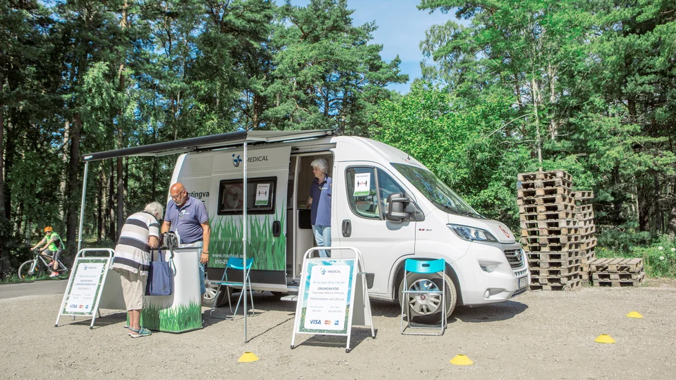 Anders Larm uppskattar att cirka 2 200 personer vaccinerat sig mot TBE i bussen i sommar.