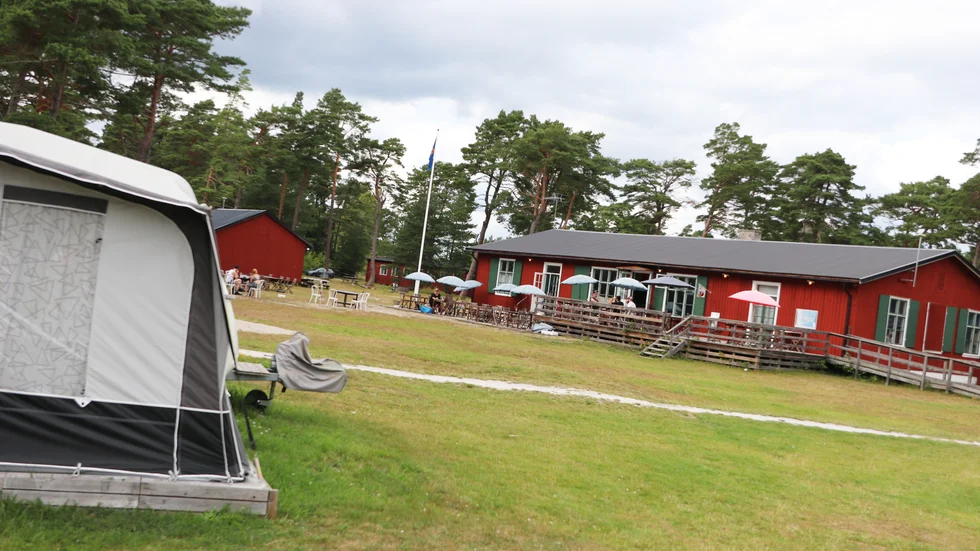 Husen i Sandviken strandby är gamla militärbaracker som har ett antal år på nacken. De har använts till sommarkollo och vandrarhem.