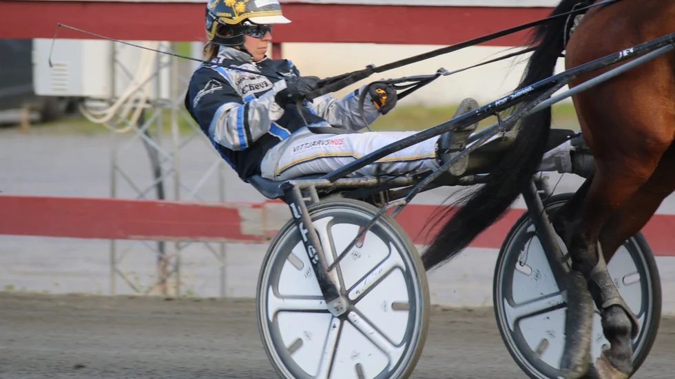 Sandra Eriksson har hoppar upp på vinnarspåret igen under sommaren. Hon kör två egentränade toppchanser i Bodens V4-omgång, tisdag. Swagger i V4-3 (LD-1) och Don Draper i V4-4 (LD-2).
