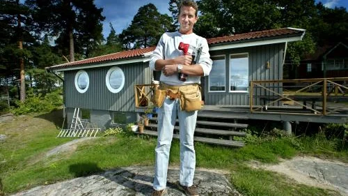 Vem med ett snickarbälte behöver en Porsche? Martin Timell har två bälten i sommarhuset, men tycker att vi jamsar oss i överkant när vi fösöker få honom att ha bägge på sig samtidigt. Och det kan man ju förstå. I handen hans favoritverktyg just nu -- en sladdlös sticksåg. Årets julklapp till avsomnade hemmasnickare, kanske?