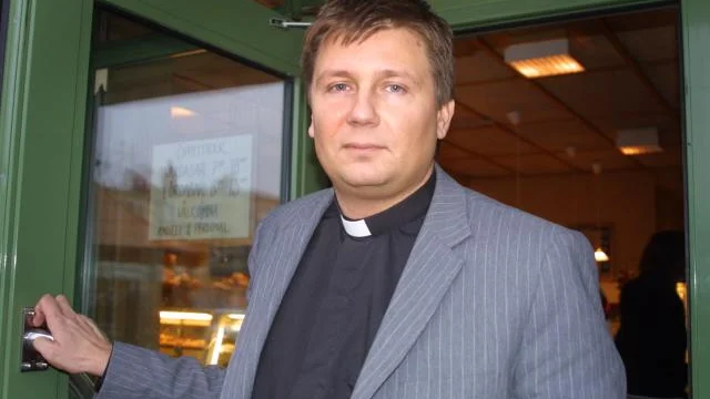 Kafépastorn är här. På torsdagarna tar Johan Geigant emot besökare på ett konditori i Ödeshög. Bild: GUNILLA RECH