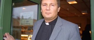 Pastorn tar emot på kafé