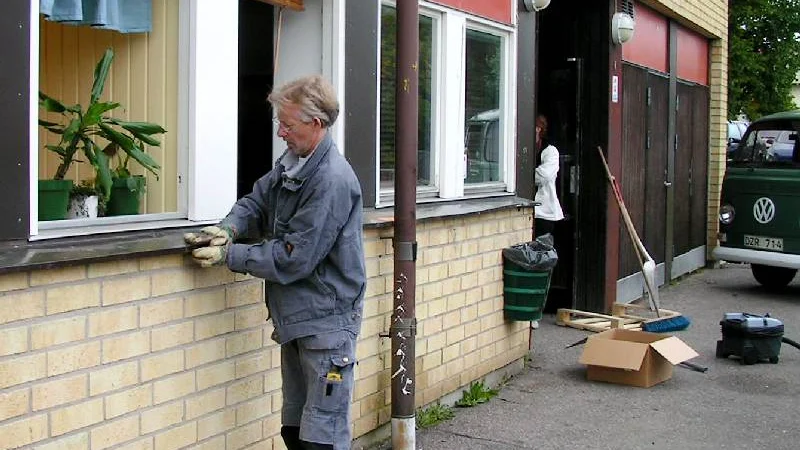 Håkan Rosenberg var en av tre personer från Ecuro som ägnade måndagsmorgonen åt att städa undan efter helgens fönsterkrossning på Trojenborgsskolan. Bild: AGNETA C HAGELIN
