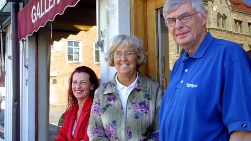 Konstnärerna Anlouice Silverwitt, Birgitta Dahlin och Thorbjörn Wennerström målar på helt olika sätt men samlas nu i en utställning, på galleri Salongen i Vadstena. Bild: PETER CALÉN