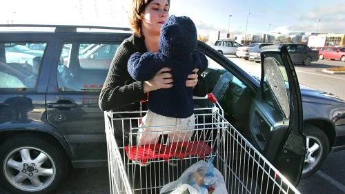 Camilla Scharff i Linköping använder bland annat bilen för att handla när hon är mammaledig.  Jag kör vardagsmilen, och använder bilen mer än min man, säger hon. Bild: MIKAEL SVENSSON