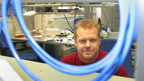 De första basstationerna har redan lämnat Rimaster. Jonas Ahlström är arbetsledare för den nya ordern från Saab transpondertech.
