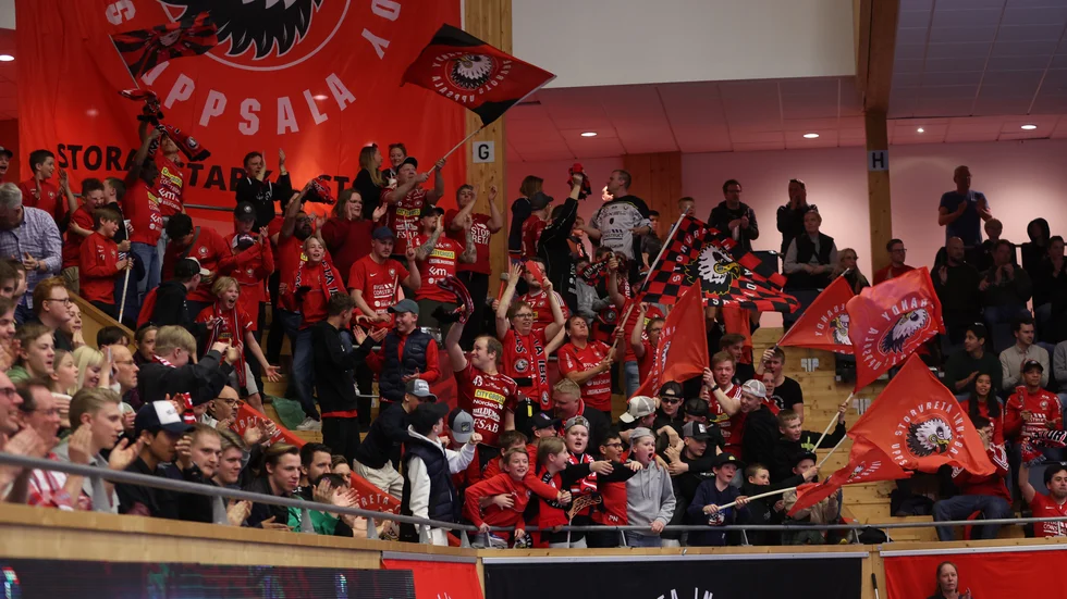 Oscar Lundin i Storvreta är säker på att klubben kommer att vinna läktarkampen mot Falun på lördag. Här firar supportrarna efter måndagens semifinal mot Växjö.