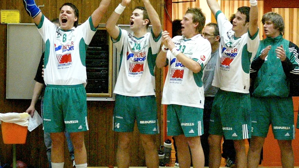 Jubel i Mantorp! Martin Sander, Patrik Pettersson och Magnus Engfeldt jublar ikapp efter det allsvenska avancemanget. I bakgrunden syns ledaren Seth Lindh.