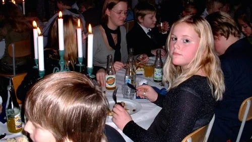Angelica Petersson var en av många elever som smörjde kråset i Fågelsta skola åp Nobeldagen. Närmast kameran Erikki Tenhunen, längst bort Malin Levander.