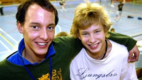 En singelvinst är kanske lite mera värd, men en dubbelvinst  det är dubbel glädje, säger Fredrik Ahlström och Björn Kloow från Ljungsbro badmintonklubb. I helgen vann de dubbelklassen i hemmatävlingen Cloettasmashen och slutade trea respektive tvåa i singel. Bild: JARL ASKLUND
