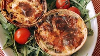 Pajer kan göras i olika storlekar. Här är det minipajer med soltorkade tomater och fetaost.Bild: Monika Gottfridsson