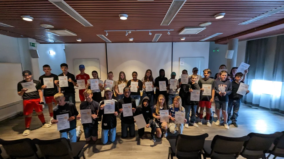 De flesta av idrottsungdomarna fanns på plats när Rotary för elfte gången delade ut stipendium för deltagande i Stadiums Sports camp.