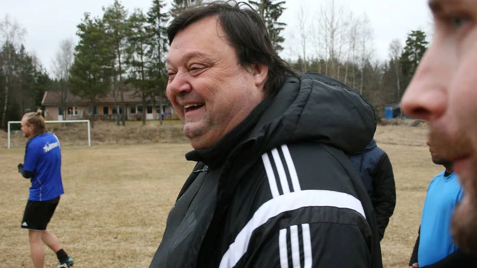 Före detta allsvenske tränaren Peter Lenell coacharTärnsjö IFs fotbollslag. Ett jobb han älskar.