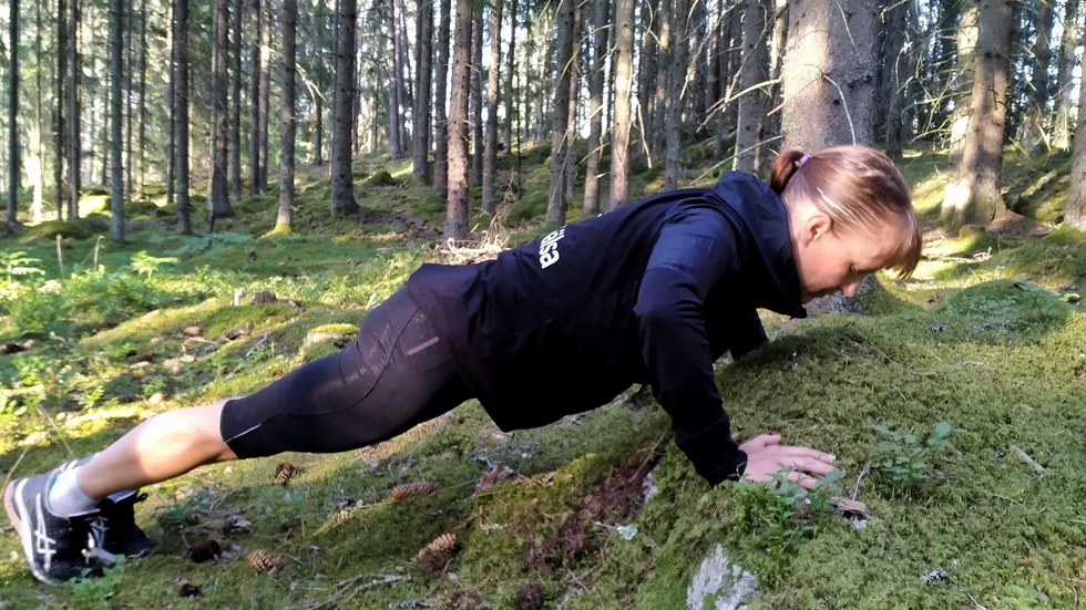 Anneli Brage brinner för träning ute i naturen. 