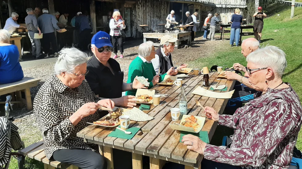 Lunchen på Svansele vildmarkscenter var utsökt och åts på stora takspån.