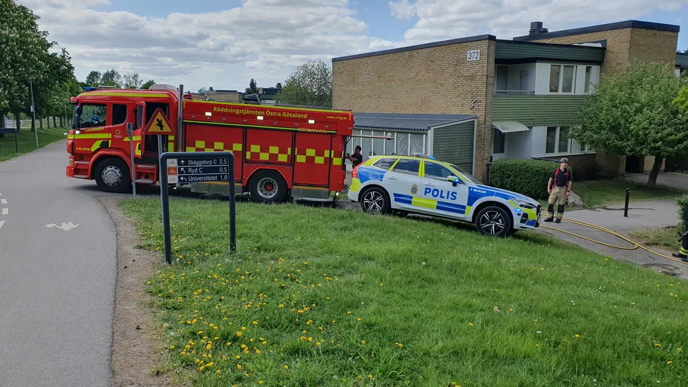 Räddningstjänst och polis var på söndagseftermiddagen på Rydsvägen efter att det börjat brinna i buskar på platsen.