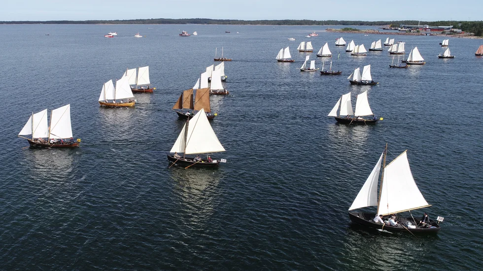 En armada av trettio ekor, så kallade skötbåtar, lämnar Eckerö på Åland.