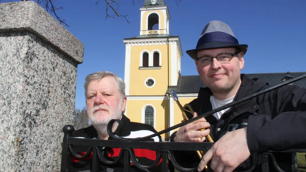 Tommy Pettersson (tv), i Rotary och Magnus Bohlin i Östhammars storband laddar för vårkonserten i Börstils kyrka på söndag.