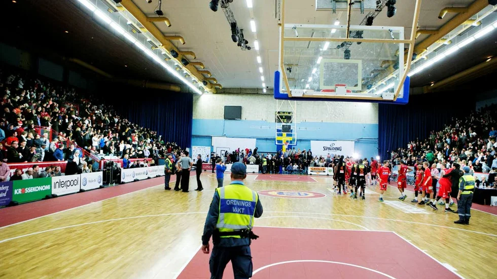 Trägolv. Uppsala Basket gör som Sirus innebandy och är klart för en flytt från Fyrishov till nya IFU Arena. I basketens fall återstår dock frågor som mobilt trägolv.