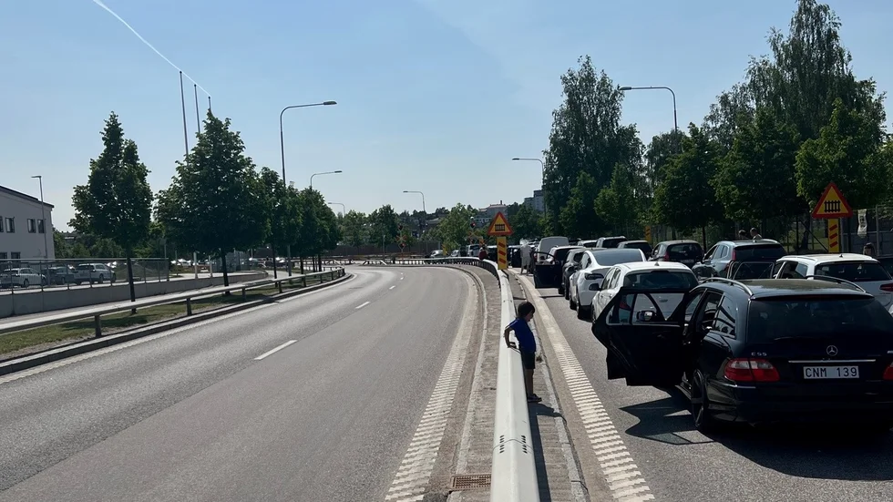 Flera personer uppgav att de satt fast i bilkön i 30-40 minuter på lördagseftermiddagen.