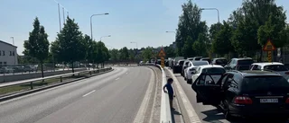 Tågstopp orsakade jätteköer på trafikerade sträckan