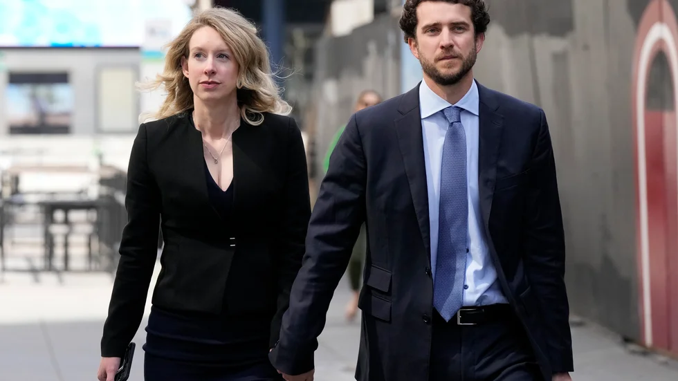 Theranos grundare Elizabeth Holmes med pojkvännen Billy Evans utanför rätten i Kalifornien. Arkivbild.
