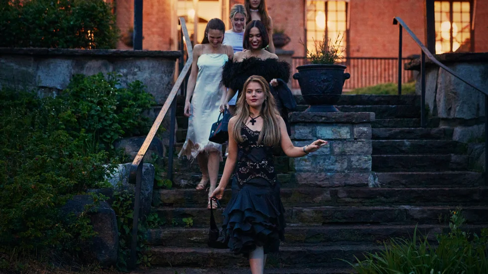 Djursholmstjejerna Lollo, Frida, Klara, Mia och Amina (Alva Bratt, Sandra Zubovic, Tindra Monsen, Tea Stjärne och Sarah Gustafsson) länsar grannarnas hem på värdesaker.
