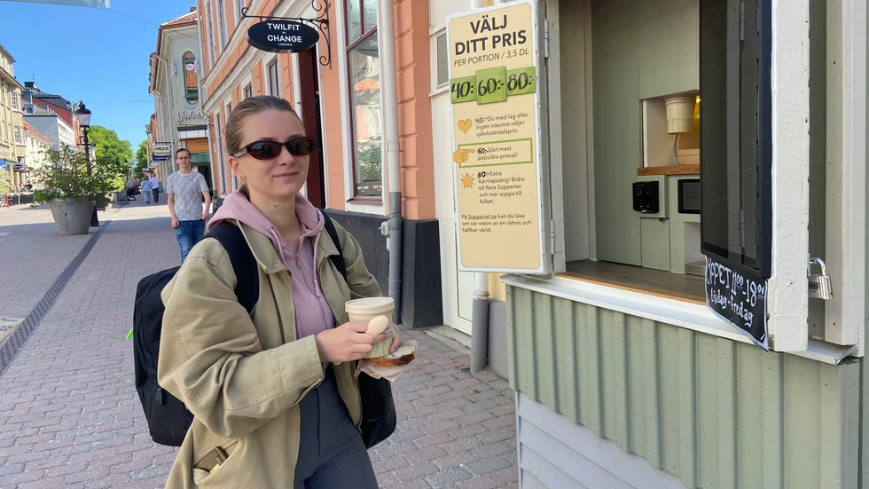 Greta Abeni köper soppa för andra gången i Sopperiet.