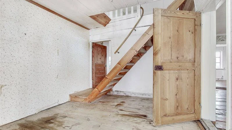Klicktoppen. Ett timmerhus i 1,5 plan nära Skokloster är det mest klickade bostadsobjektet på Hemnet vecka 52. Här är en bild på trappa till övre planet.