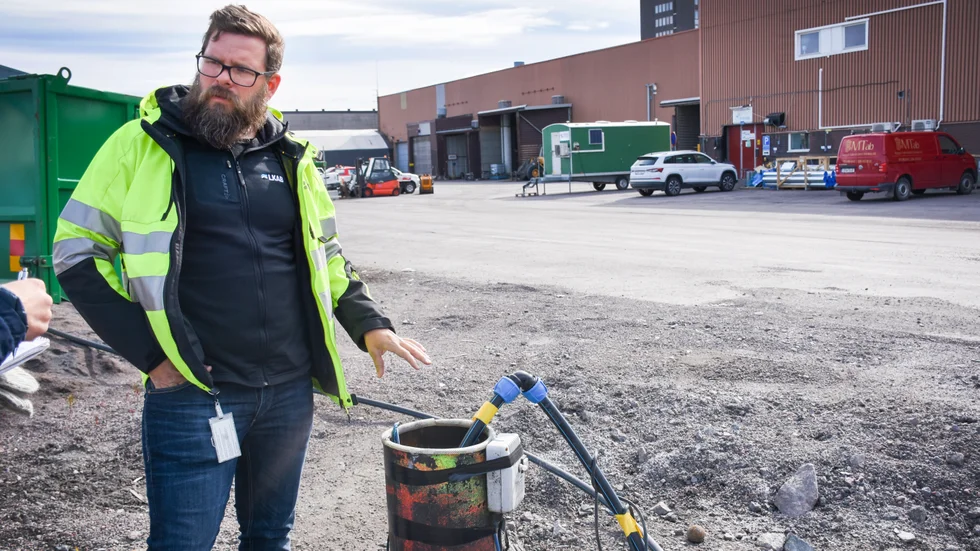 Stefan Lahti visar hur de pumpar upp oljeförorenat vatten ur marken, som går vidare till en reningsstation.