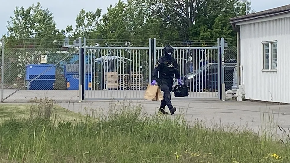 Personal från bombskyddet tog med sig material från platsen.