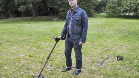 När Dawid Norrvi får utslag på sin mätare gräver han ett litet hål som är 15 centimeter i diameter och oftast inte djupare än 10 cm.
djupare än vad barnen gräver på sandstränderna. Sedan fyller han igen hålet efter sig.