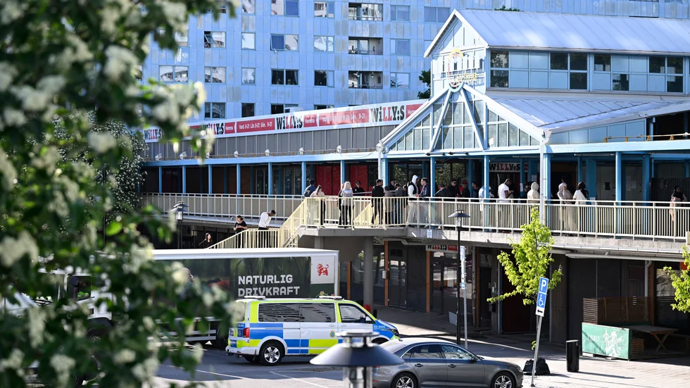 En man har dödats och en man har skadats i en skottlossning.