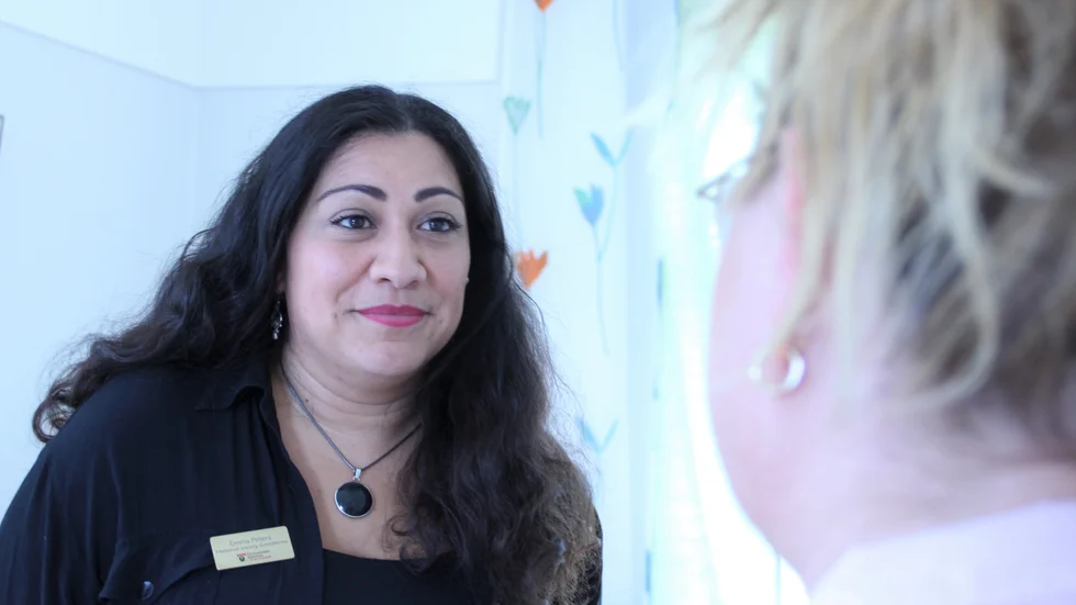 Kritiken från Ivo kom i våras och den var tuff. Nu ska medicinskt ansvarig sjuksköterska Emma Peters och vårdteamet inom äldreomsorgen i Östhammar skärpa upp glömda rutiner och hitta nya arbetssätt.