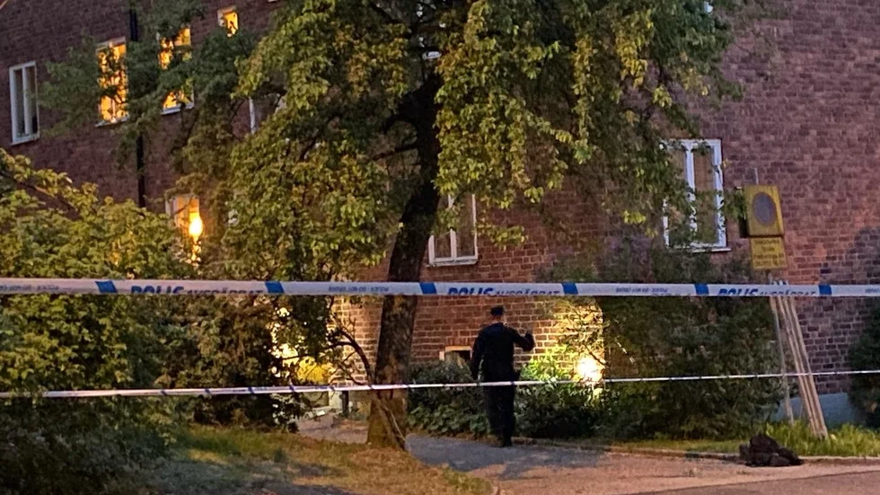 Något har exploderat i en trappuppgång i Gröndal, Stockhom.