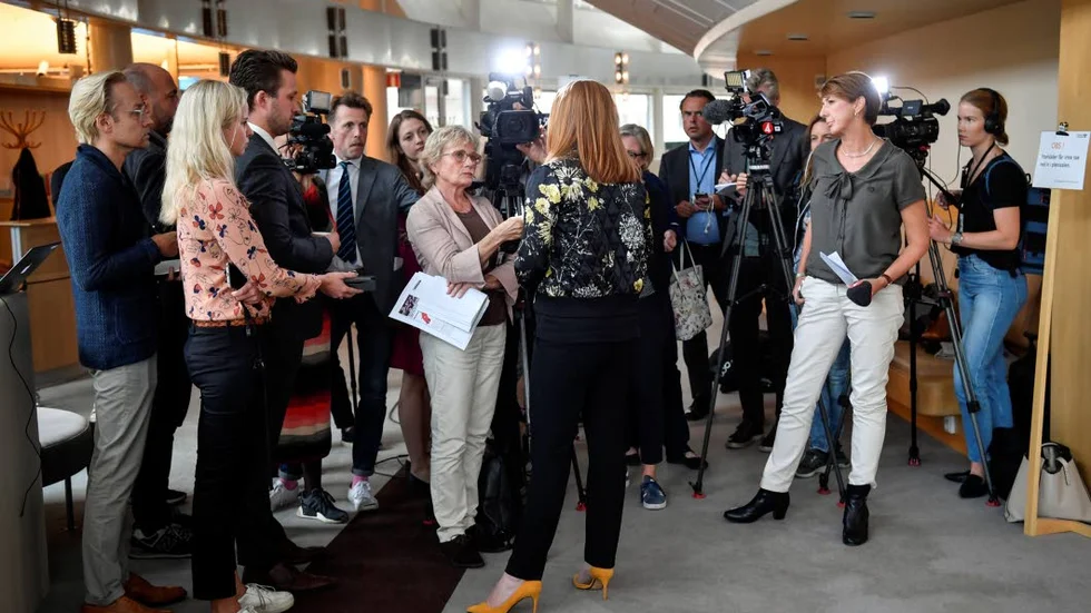 På bilden intervjuas Annie Lööf (C) i riksdagshuset.