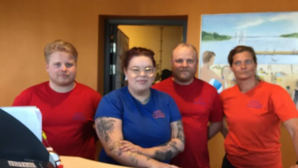 Personalen på Nordpoolen tackades vid Älvsby Badarbrudars sista besök.