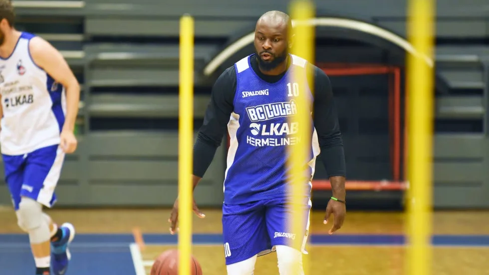 Thomas Massamba gjorde sin första träning i BC Luleå-linnet och det började med att han fick en tand utslagen.