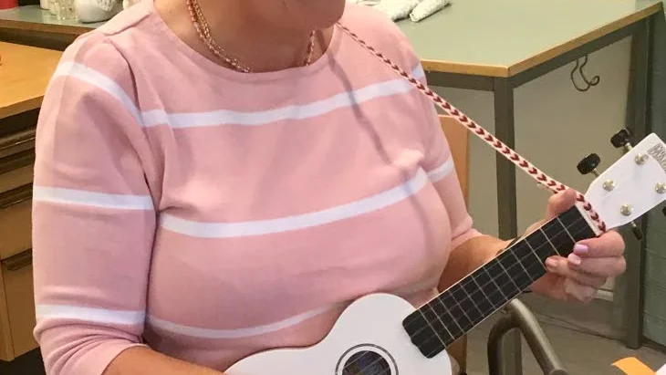 Marina Ohls underhöll med ukulele.