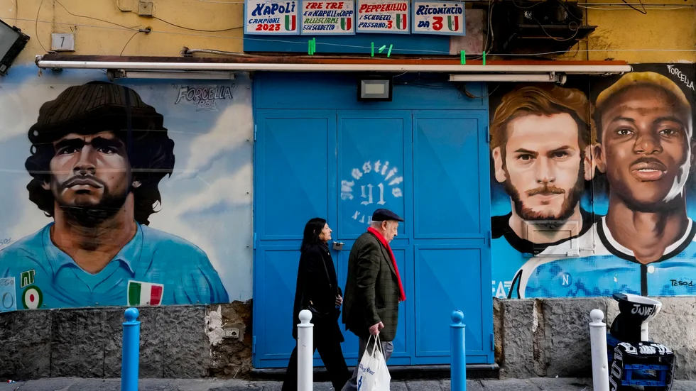 Då och nu. Diego Armando Maradona ledde 1990 Napoli till klubbens senaste italienska ligaguld. I helgen kan dagens stjärnor Chvitja Kvaratschelia och Victor Osimhen säkra klubbens första mästerskapstitel sedan dess.