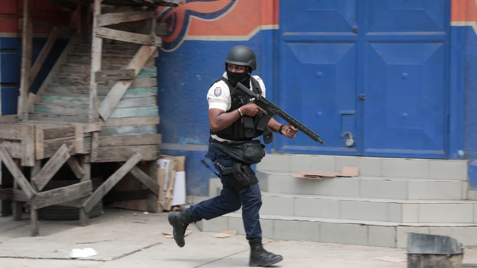 Polis i en insats mot ligor i Haiti.