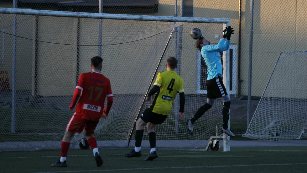 VFF:s målvakt Albin Liffner lyckades inte greppa bollen när Adas gjorde 2-1.