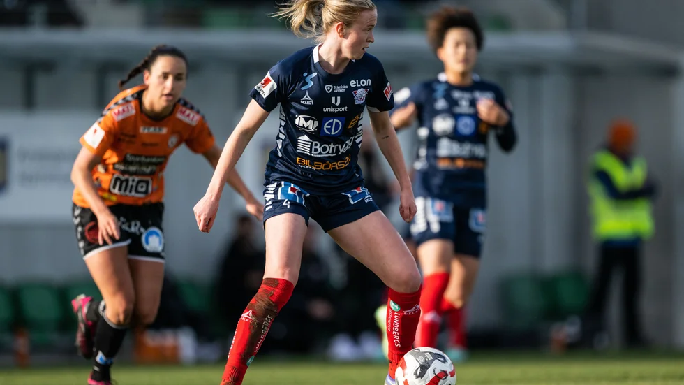Emma Östlund med bollen.
