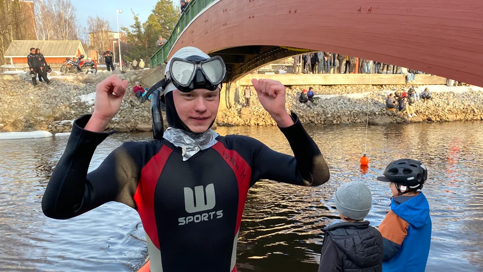 Junioren Johannes Persson, Piteå sim, tog hem segern i Kanalsimmet 2023. Ifjol vann han också men då var hans vinnartid några sekunder snabbare.