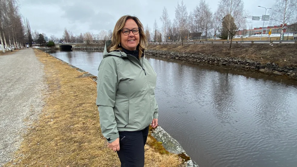 Susanne Berglund, medarrangör och kanslist på Famy Norrbotten, kollar att det är isfritt i kanalen. På valborgsmässoafton drar 42: a upplagan av Kanalsimmet igång.