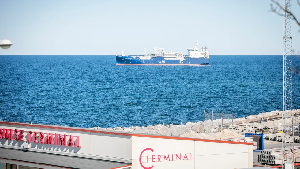 Sedan någon dag tillbaka är bunkerfartyget för LNG tillbaka utanför Visby hamn. "Vi behöver fylla på varannan till var tredje månad", förklarar Destination Gotlands vd Marcus Risberg. 