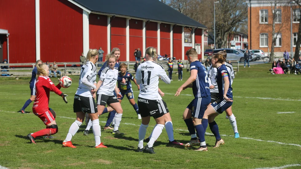 Pauline Mårtensson är mycket nära att göra 2-0 till P18. 
