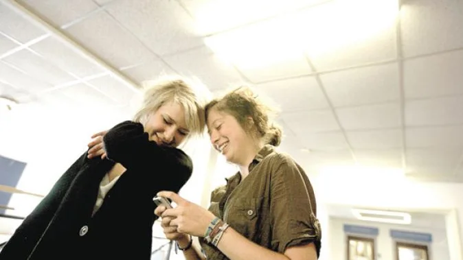Timea Carlsson och Hanna Granlund anser sig båda vara beroende av mobiltelefonen.
