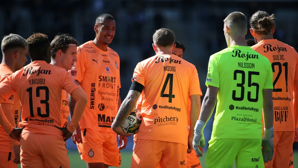 AFC Eskilstuna fick en mardrömsstart på bortamötet med Örebro SK och lagkaptenen Jesper Modig höll en "mini-timeout" på egen planhalva.